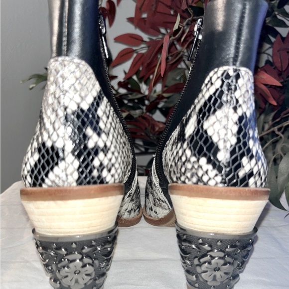 Gianni Bini Women's Black and White Leather Snakeskin Bootie - Picture 4 of 6